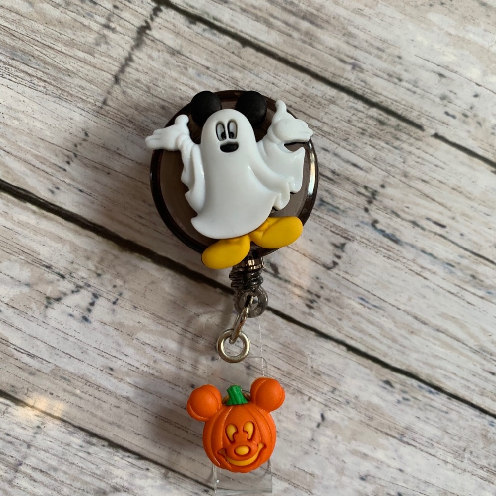 Retractable badge reel
